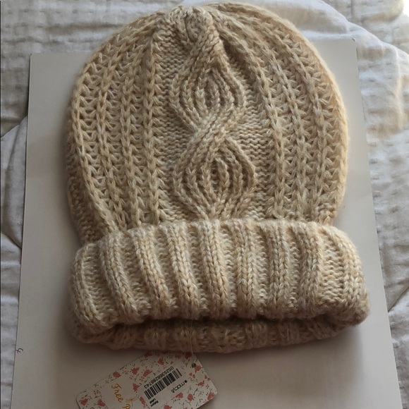 Women’s Free People Beanie - Picture 2 of 3